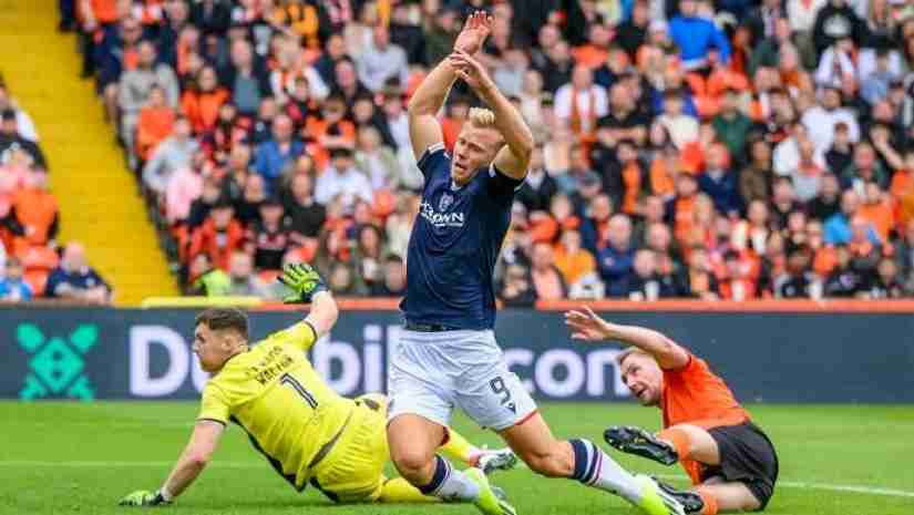 Tình huống trên sân đấu giữa Dundee FC và Dundee United