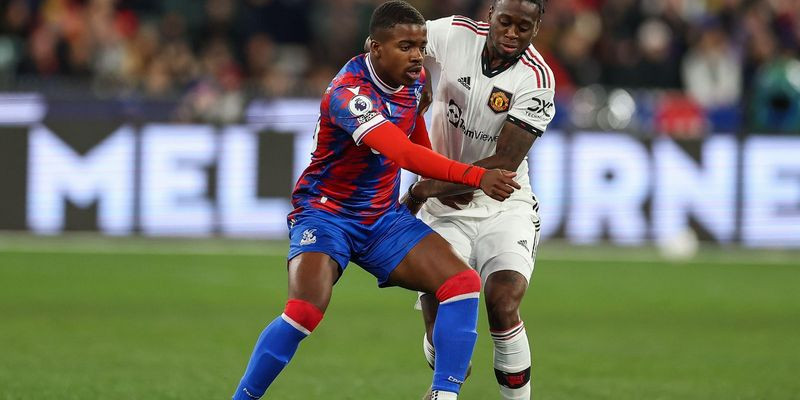 Aaron Wan-Bissaka nổi bật trong màu áo Manchester United