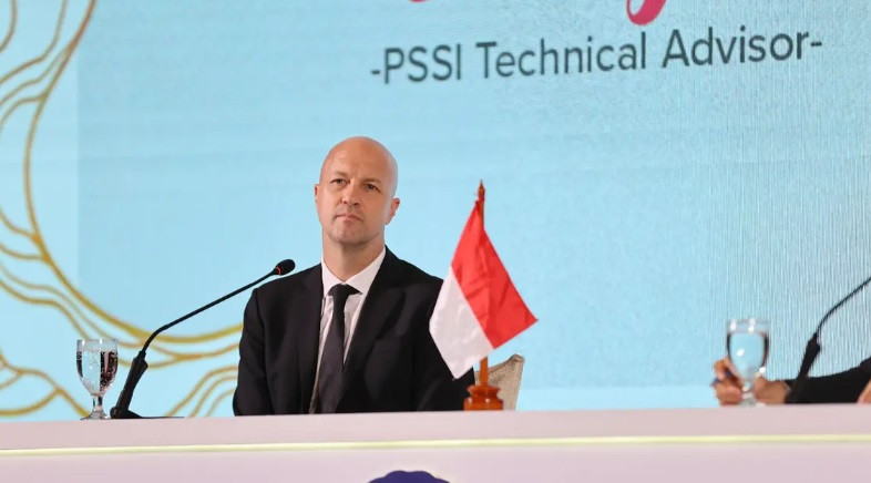 Jordi Cruyff trong buổi họp báo