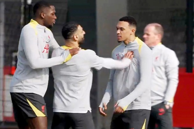 Mohamed Salah và Trent Alexander-Arnold trên sân tập Liverpool