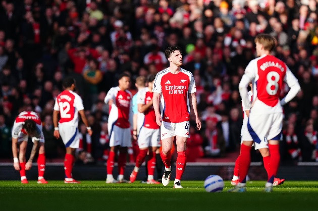 Arsenal gặp khó khăn trong cuộc đua vô địch