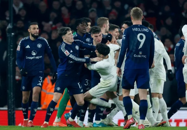 Bàn thắng, thẻ đỏ, &#8216;húc đầu&#8217; và penalty: 20 phút điên rồ ở trận Arsenal vs Man Utd