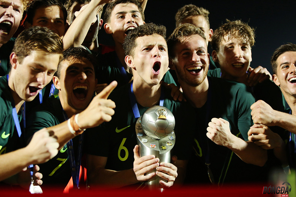 Các cầu thủ U18 Australia ăn mừng chức vô đich
