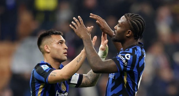 Calhanoglu ăn mừng bàn thắng ngoạn mục
