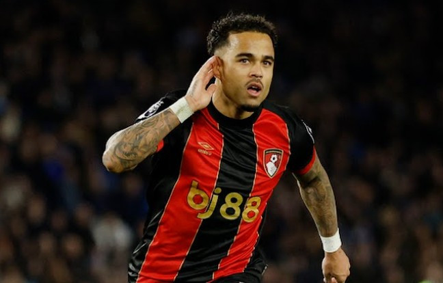 Kluivert lập siêu phẩm