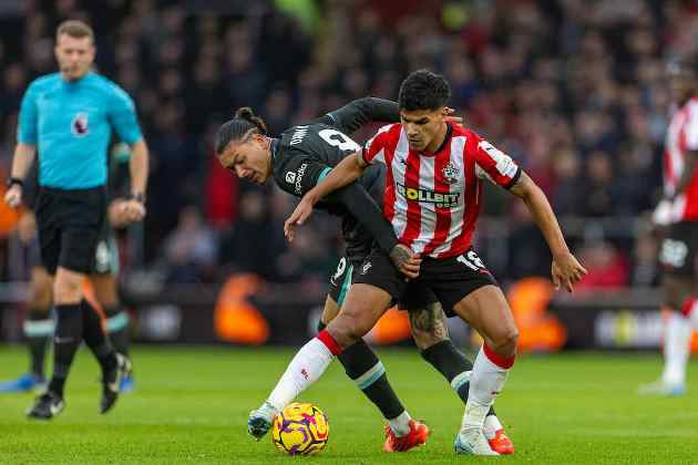 Liverpool vs Southampton: Salah &#8216;san bằng&#8217; đường biên