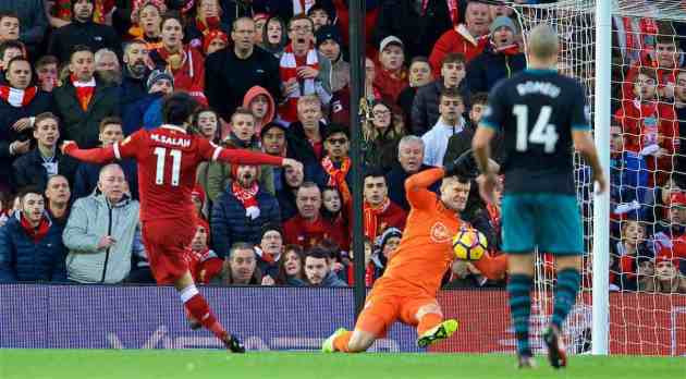 Liverpool vs Southampton: Salah &#8216;san bằng&#8217; đường biên