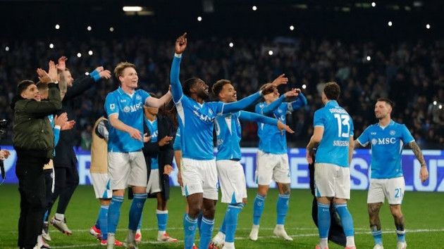 Napoli bùng nổ trong cuộc chiến với Juventus