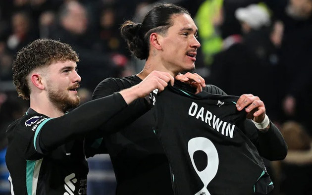 Nunez ăn mừng trước sự cổ vũ của khán giả tại Brentford.