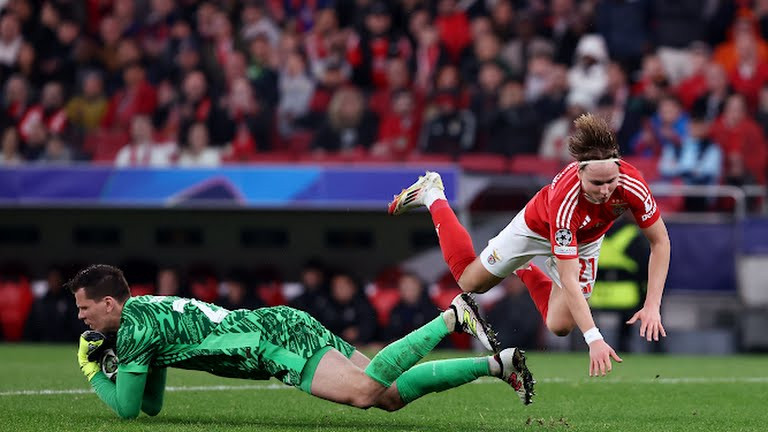 Szczesny trong trận đấu với Benfica