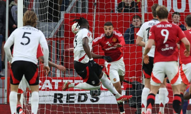 Thủ môn Bernd Leno xuất sắc cản phá cơ hội của Manchester United.